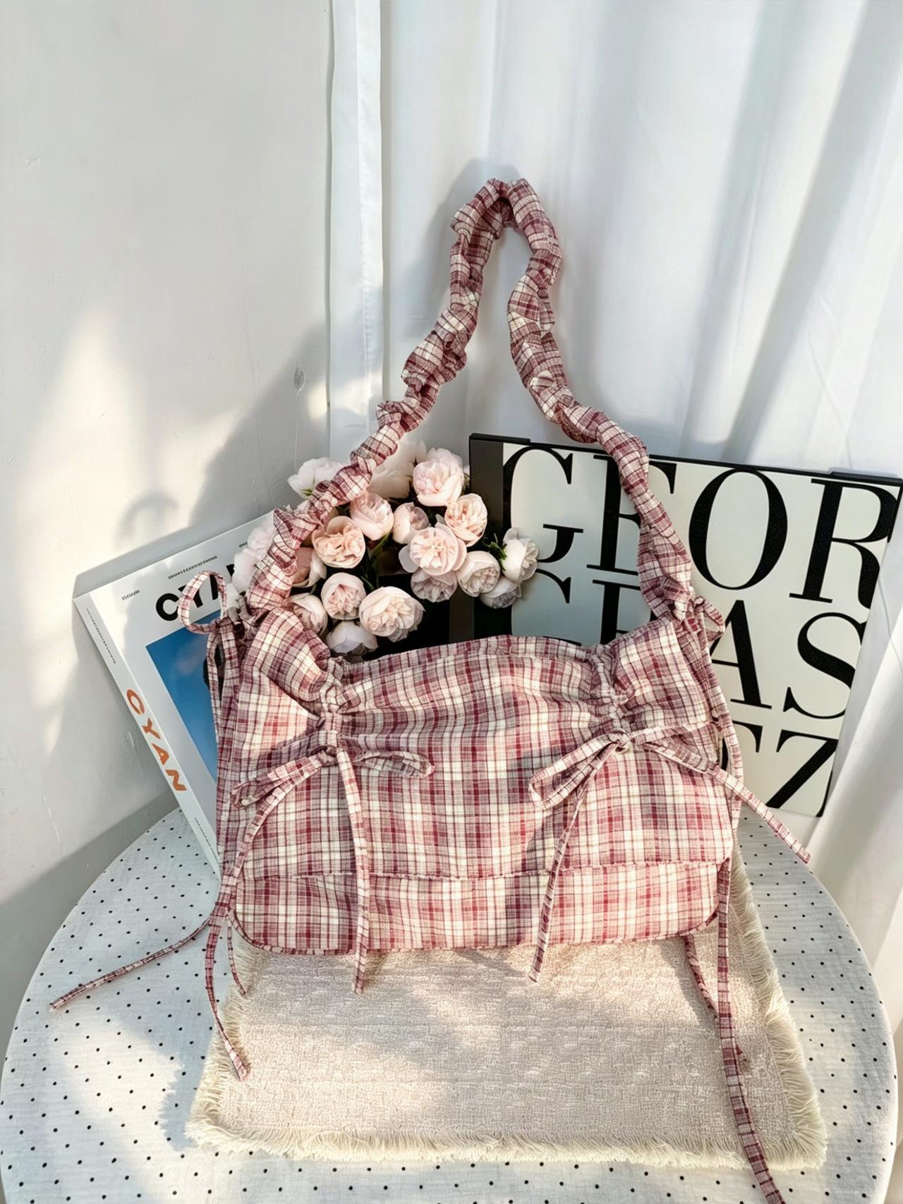 Korean ins red pleated literary plaid girl heart shopping messenger bag college student versatile commuter shoulder bag розовый