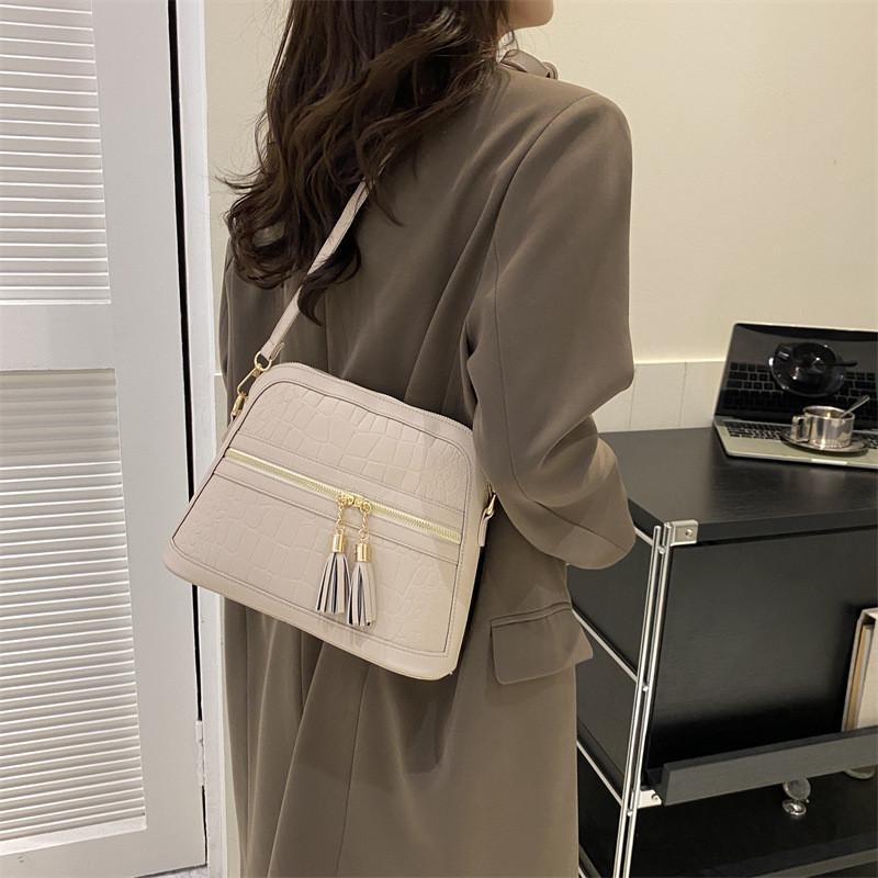 Stylish Glossy Crocodile Pattern Handbag For Women With Trendy Shoulder And Crossbody Options