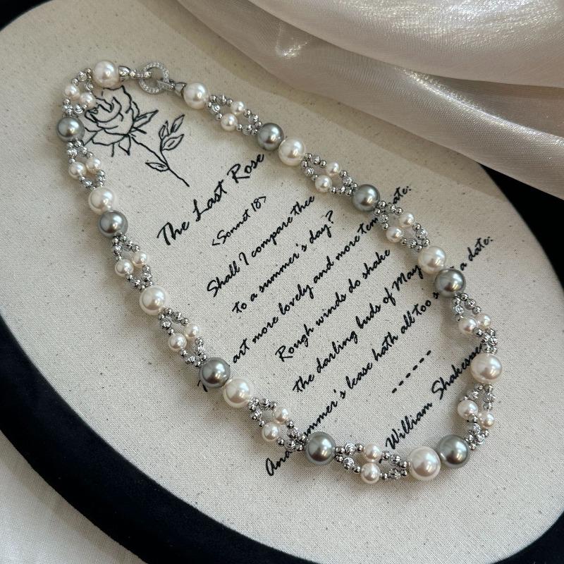 A Lot of Square Clear Glass Pearl Necklaces, High-end Double-layered Intertwined Necklaces, Fashionable Pearl Necklaces.