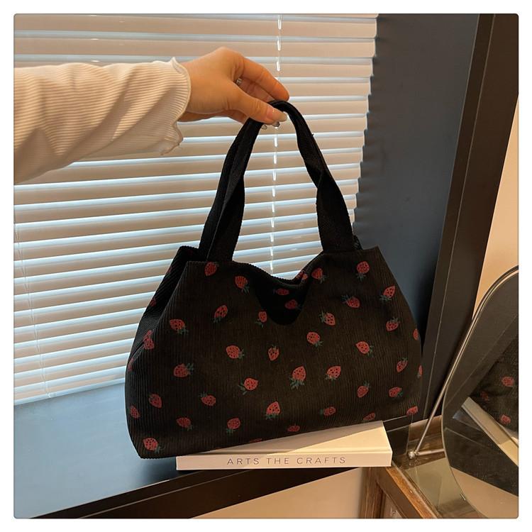 

Large-capacity bag women s 2025 summer new corduroy strawberry print going out versatile shoulder bag commuter tote bag чёрный