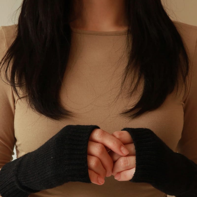 

Меньше значит больше Вязаные митенки _ 4 ЦВЕТА black