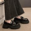 Zapatos de plataforma negros de cuero pequeño para mujer 2025 nuevos retro británicos versátiles que aumentan la altura zapatos individuales versátiles mocasines estilo universitario