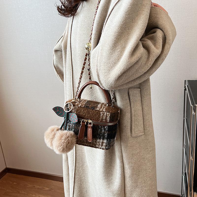 

В этом году популярная шерстяная сумка-сумка 2025 года, новая женская сумка, универсальная сумка-мессенджер с цепочкой, мини-сумка-ведро 16*8*12 коричневый