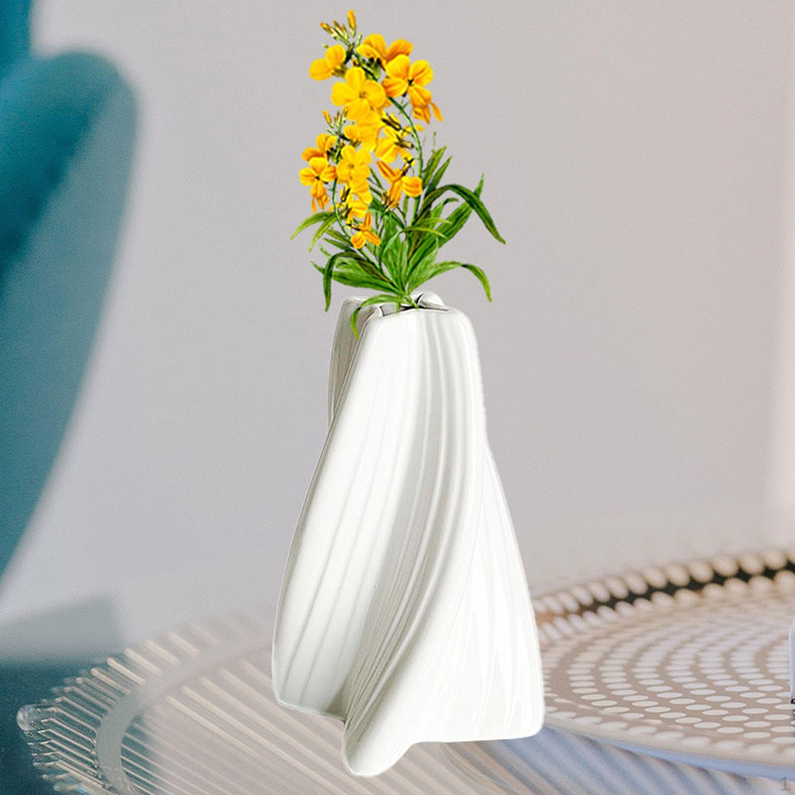 

Керамическая ваза как центральный элемент столовой и гостиной белый