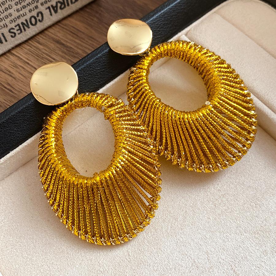 

Silver needle hollow oval earrings light luxury high-end stud earrings European and American simple exaggerated temperament fashion earrings women