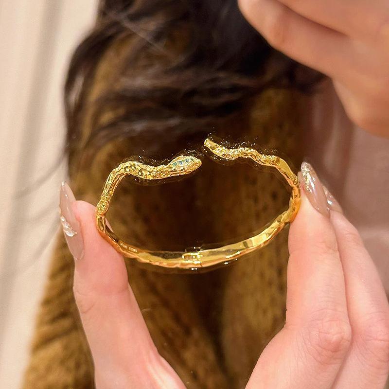 Hot Selling Retro Zodiac Snake Bracelet 2024 New Retro Palace Style Super Heavy Industry Small Gold Snake Bracelet