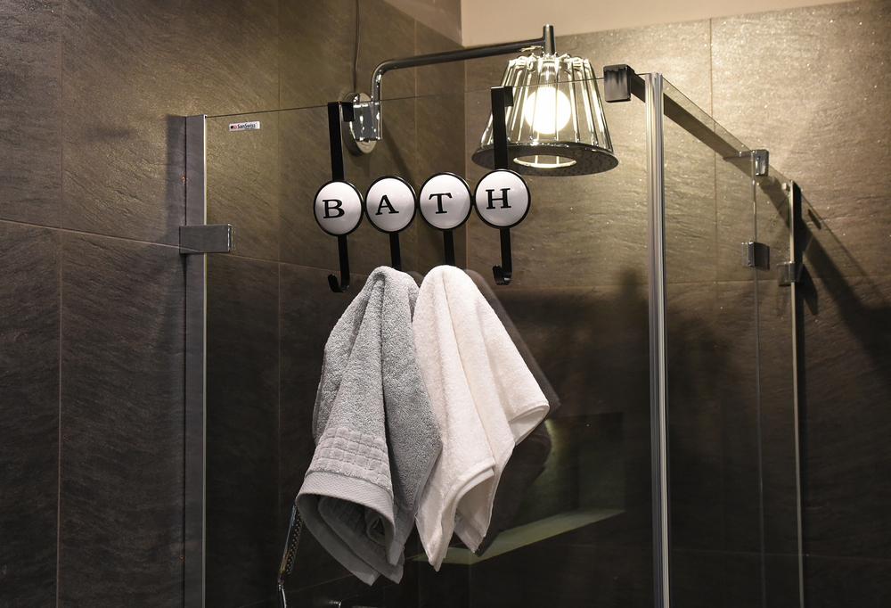 AWD INTERIOR 1482 BATH door hanger black metal