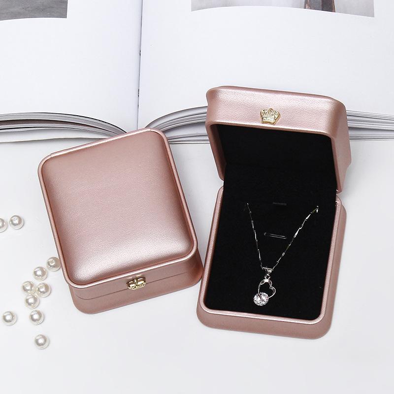 

1 шт. 8,5x7,2x3,5 см PU Корона Пуговица Подвеска Шкатулка для ювелирных изделий Подарочная упаковка для ожерелья Ухо Шкатулка для ювелирных изделий в наличии 8.5x7.2x3.5cm розового золота