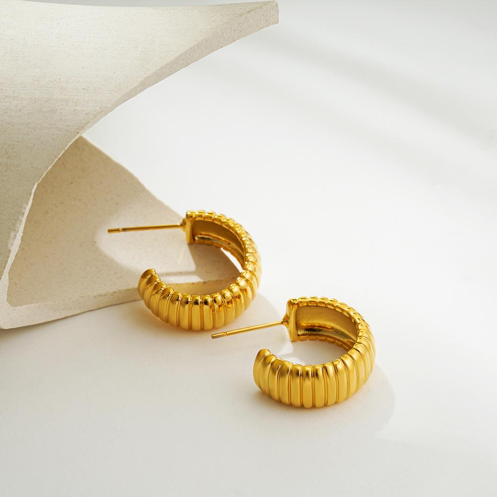 Classics Retro Texture Striped Polished Metal C Shape Huggie Hoop Earrings for Women Stylish Waterproof Stainless Steel Bijoux