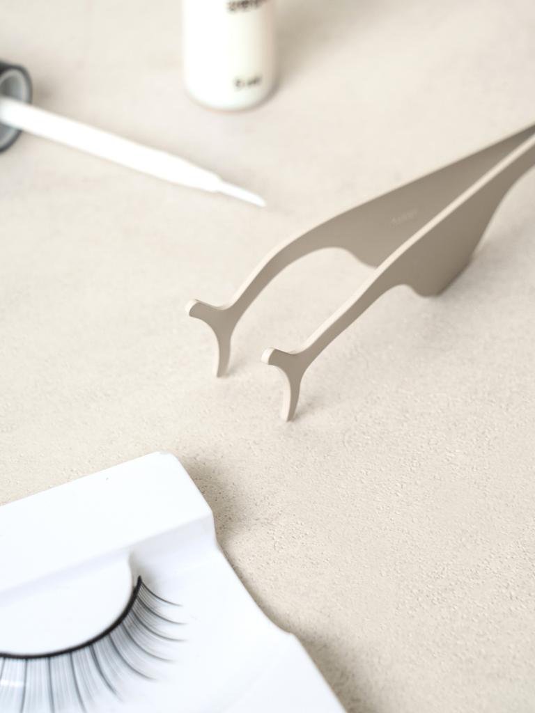 Pinça Aplicadora de Cílios com Ponta Larga