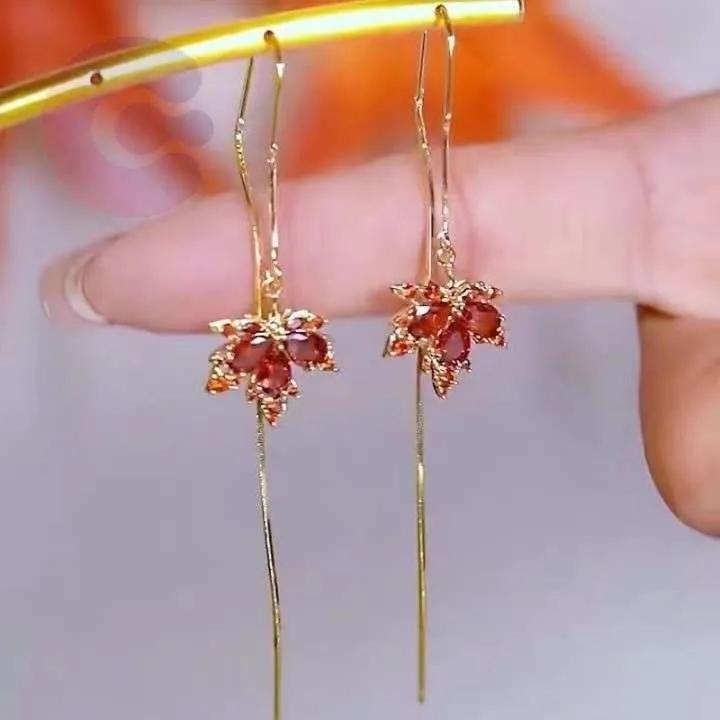 

Модные серьги-пуссеты с подвесками в виде красных кленовых листьев, украшенные длинными кисточками. Элегантные и изысканные серьги для женщин с круглым лицом. One Size красный