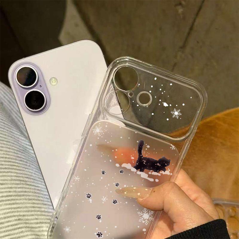 

Snow-Stepping Little Black Cat: Cartoon Case for 17Pro Max, 16, 15Pro, 14/13Pro - Korean Niche Style iPhone 17 Pro Max