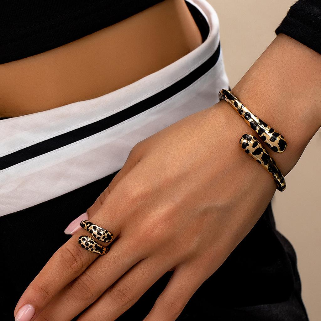 Stylish Leopard Pattern Jewelry Set Adjustable Open Bracelet and Ring Handmade Accessories for Fashion Enthusiasts