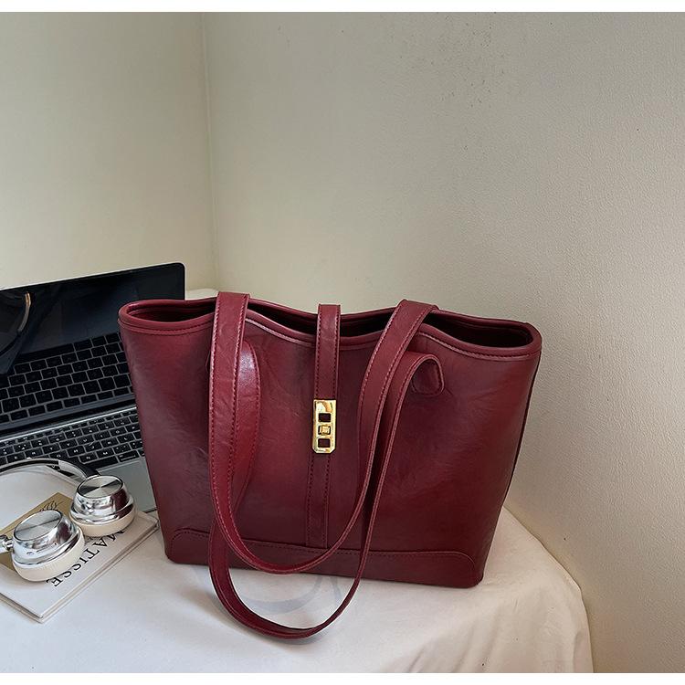 

Korean version of underarm tote bag women s 2025 new niche large-capacity underarm bag versatile fashion casual shoulder bag красный