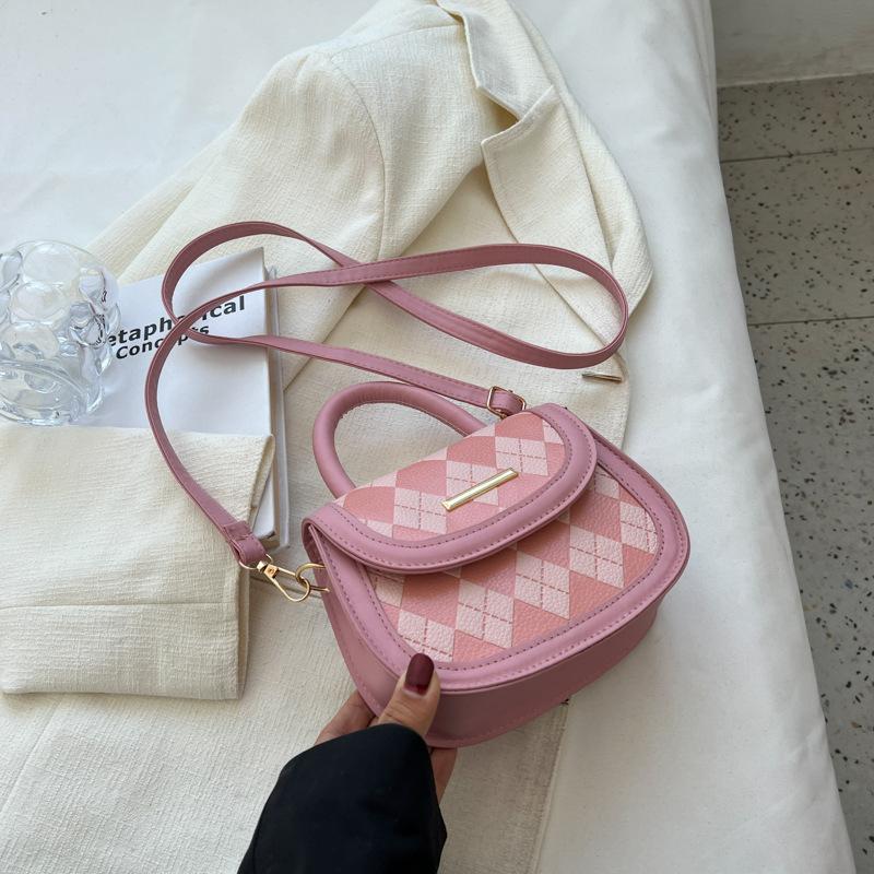 

Simple and Stylish Lingge Handbag 2026 New Texture One Shoulder Crossbody Bag 18x6x14cm розовый