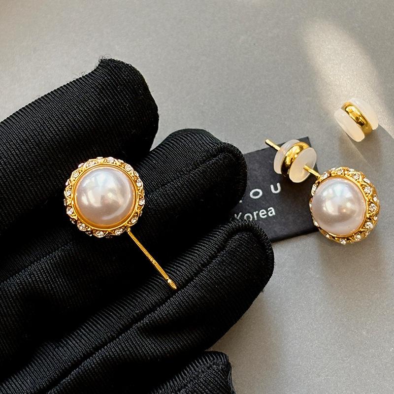 

French retro diamond-set pearl stud earrings women s light luxury niche high-end temperament small fragrant style earrings autumn and winter earrings