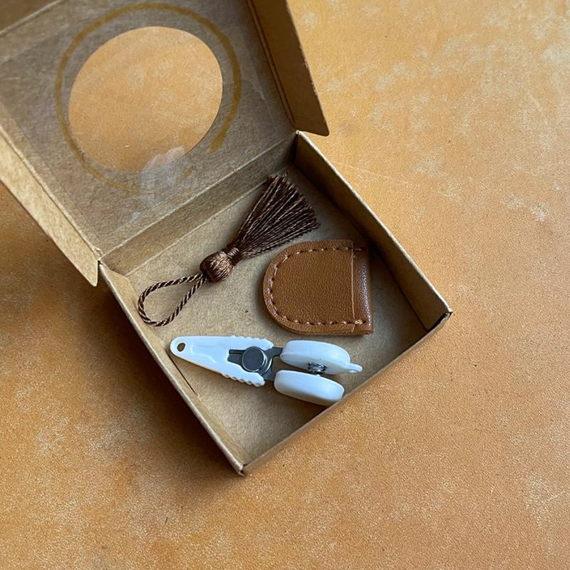 

1 набор мини-ножниц с крючками для вязания пряжи, идеально подходит для вязания крючком, шитья, вязания, портативный дизайн, металлическое хранилище материалов темно-коричневого