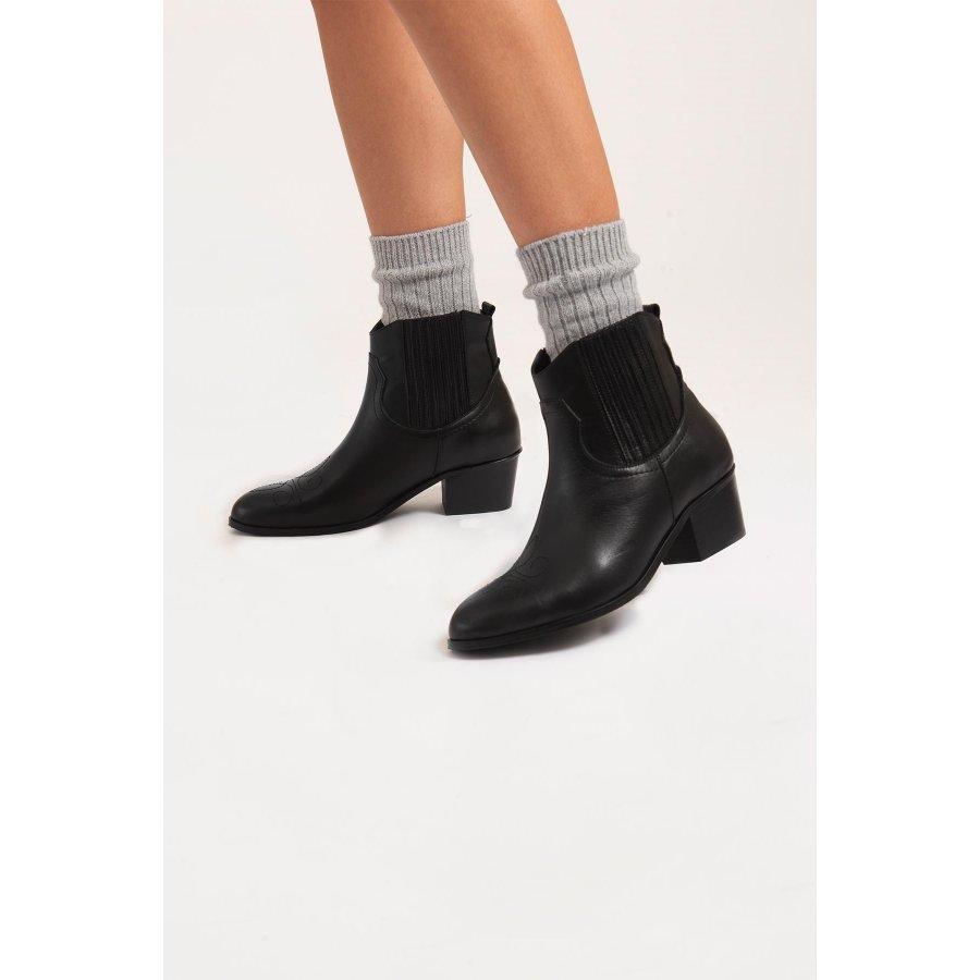 

Женские зимние сапоги из натуральной кожи на коротком каблуке