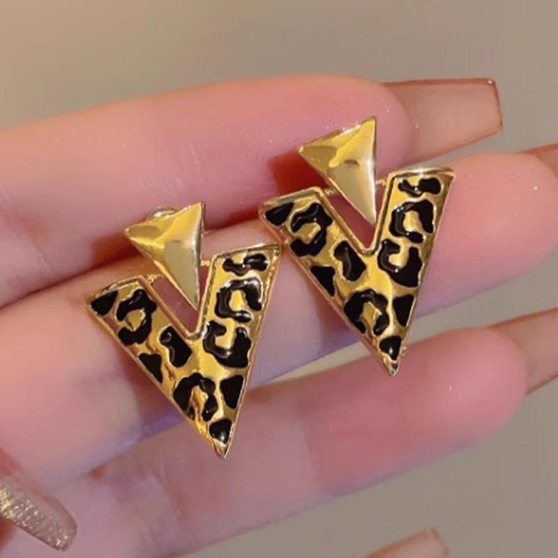 

European and American leopard print V-character personalized earrings women s light luxury high-end style fashion niche versatile tide earrings