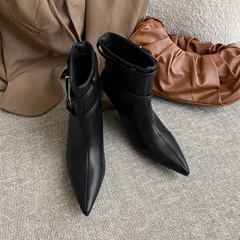 

Pointed short boots soft leather temperament matte suede high heels light foreign fashion boots 40 чорний