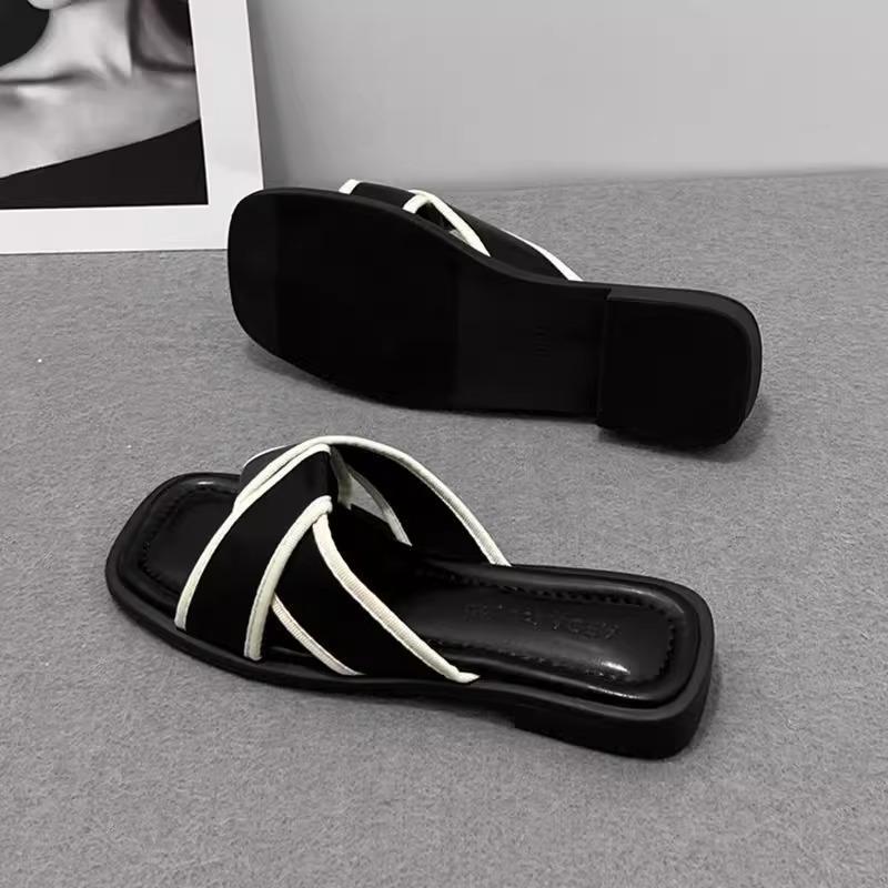 Xiaoxiangfeng cool slippers for women to wear in the summer of 2025, new soft-bottomed square-headed seaside vacation beach one-word slippers