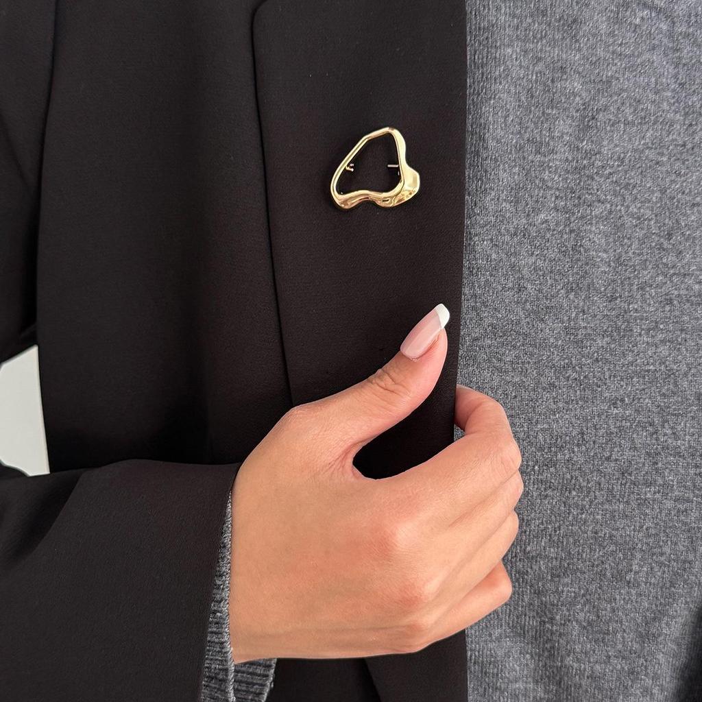 Schicke grenzüberschreitende Legierungsbrosche: Unregelmäßiger Metall-Anstecker mit Leinen-Finish