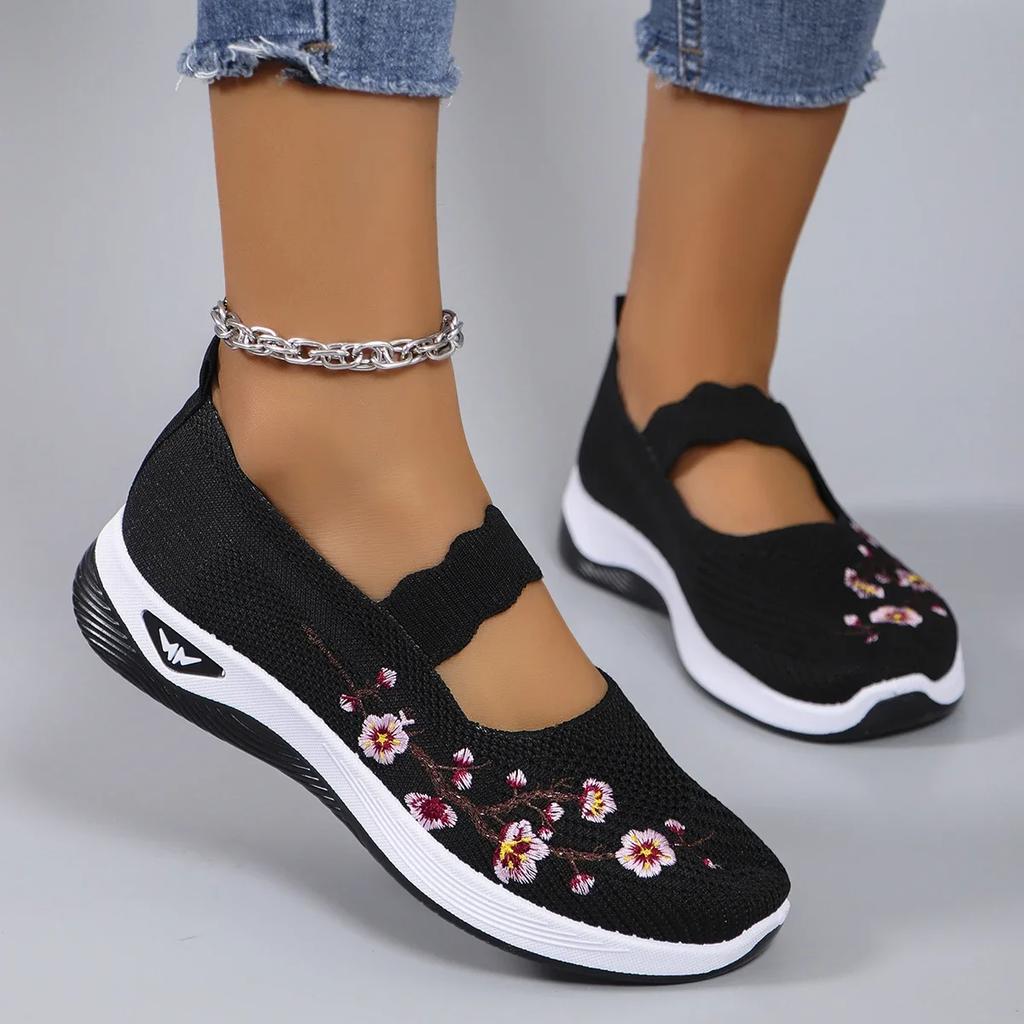 Fashion Women's Shoes Spring New Embroidery Old Beijing Cloth Shoes Soft Sole Comfortable Middle-aged Elderly Mother's Shoes Large Size