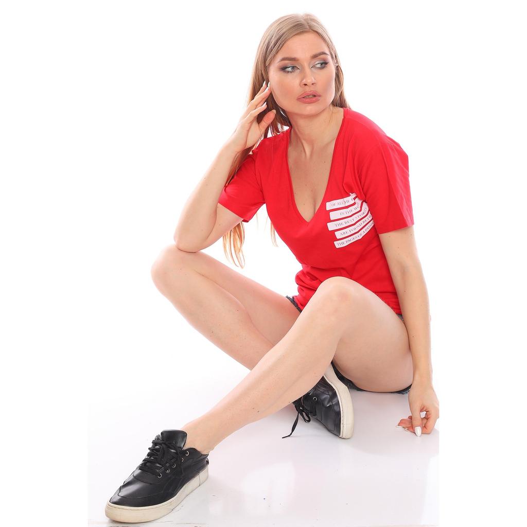 Dámské tričko s širokým výstřihem do V s písmenným potiskem