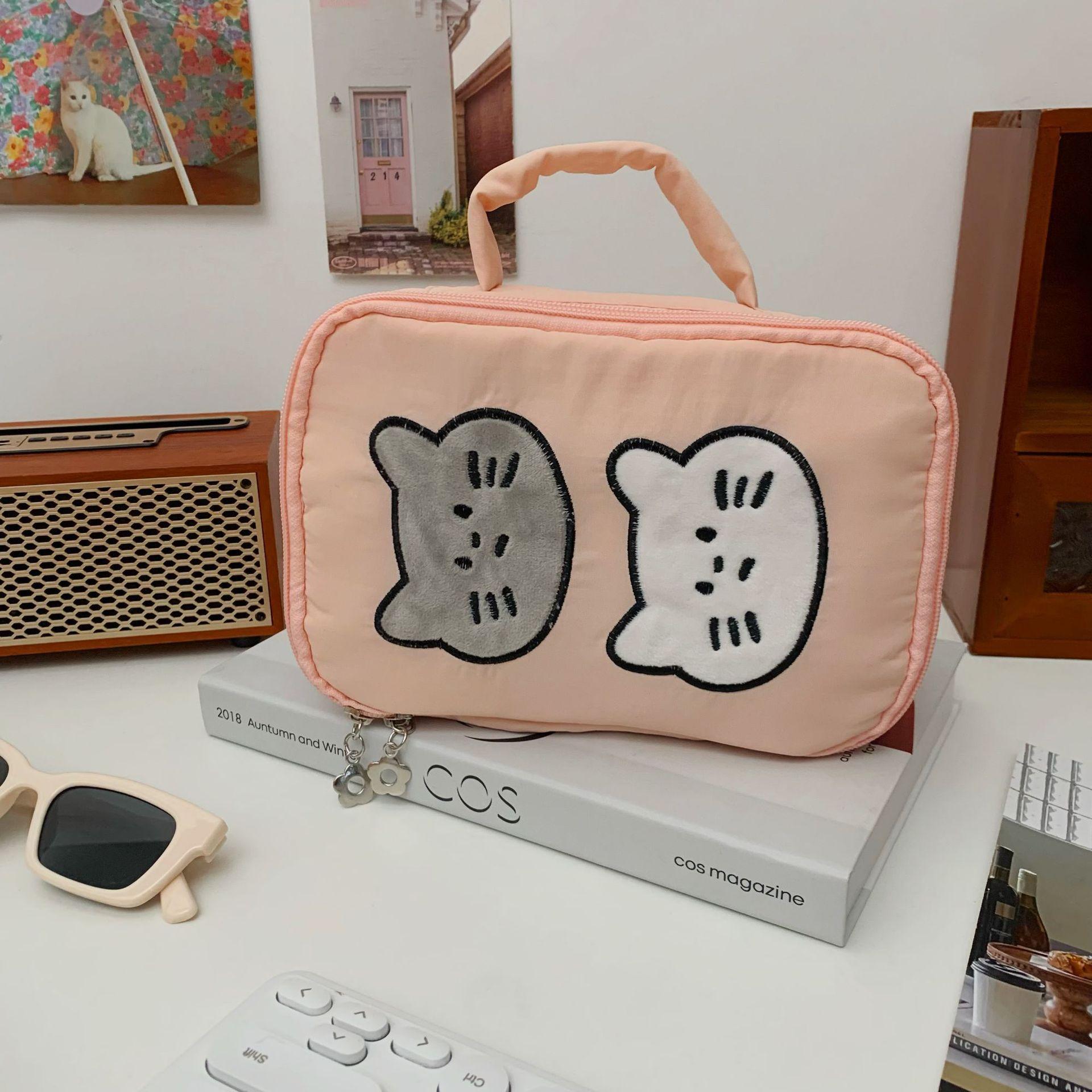 

Ins Cute Cartoon Cat Cosmetic Bag Makeup Organizer Female Large Capacity Portable Wash Bag with Net Pocket Cosmetic Storage Bag 20x15x5cm рожевий