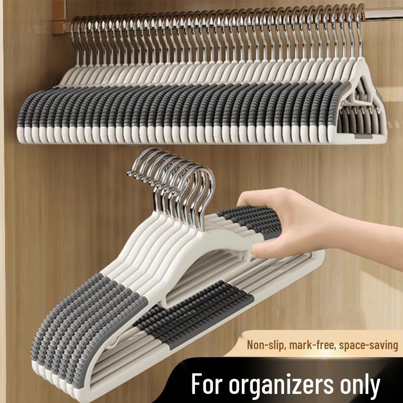 Newcomer Exclusive: Non-Slip Plastic Clothes Hangers for Wet and Dry Use