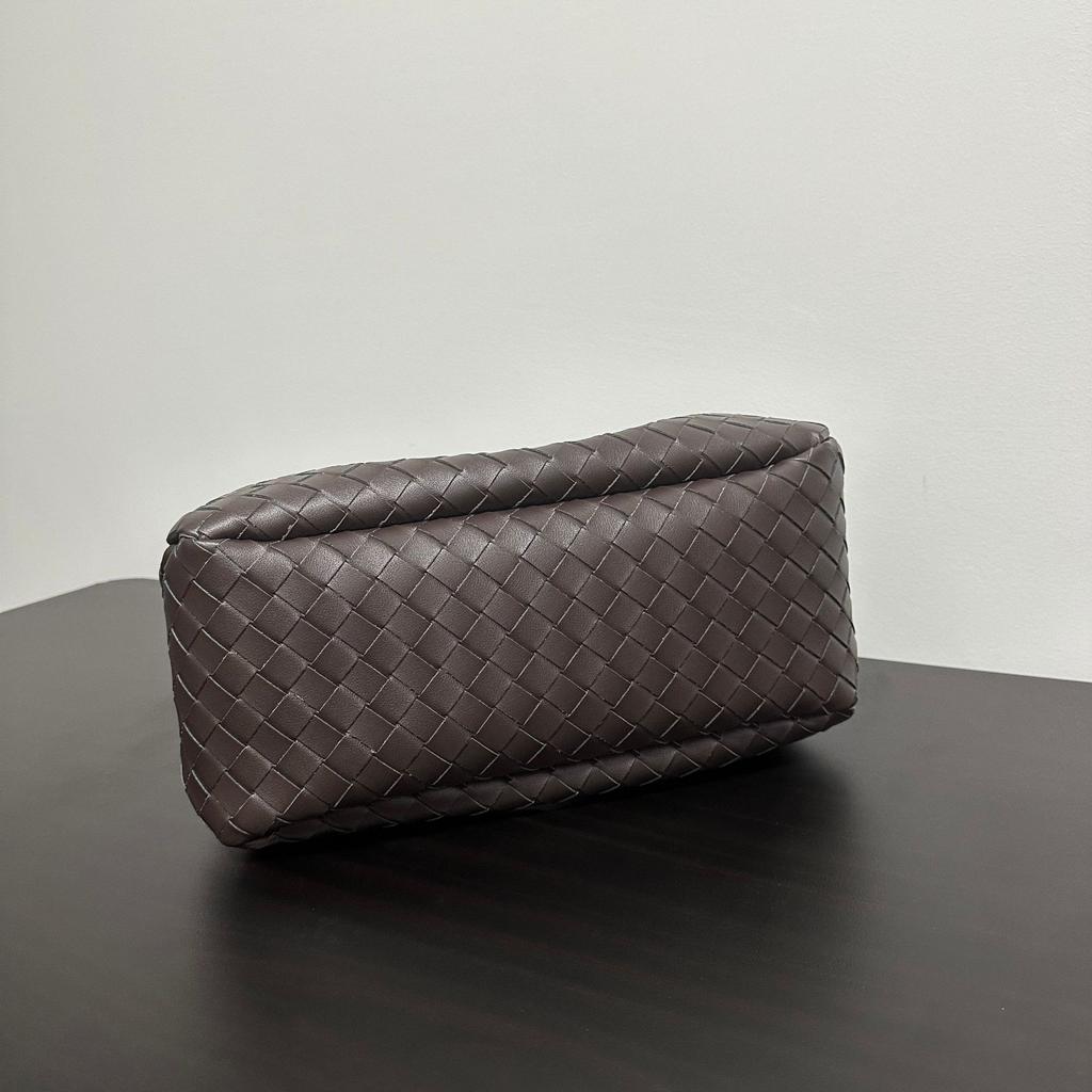 Hand-woven European and American Retro Texture Versatile Handbag Large Capacity Leisure Commuting Fashion Simple Tote Bag