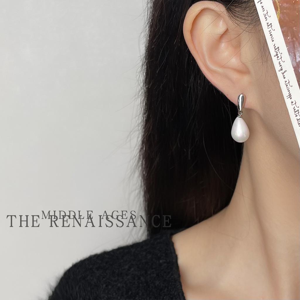 Light Water Drop Pearl Earrings French Retro Court Style Stud Earrings Temperament Earrings
