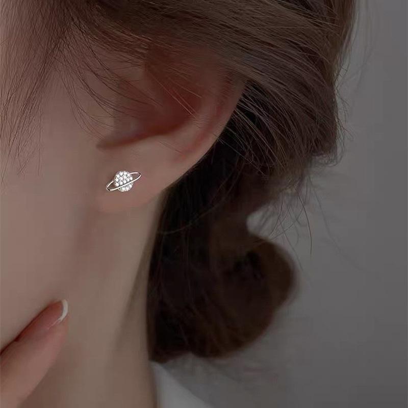 Boucles d'oreilles puces étoile et lune asymétriques S argentées version coréenne mode petites boucles d'oreilles planète niche exquises boucles d'oreilles Saturne