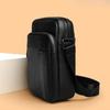 Borsa a tracolla messenger verticale da uomo con motivo litchi