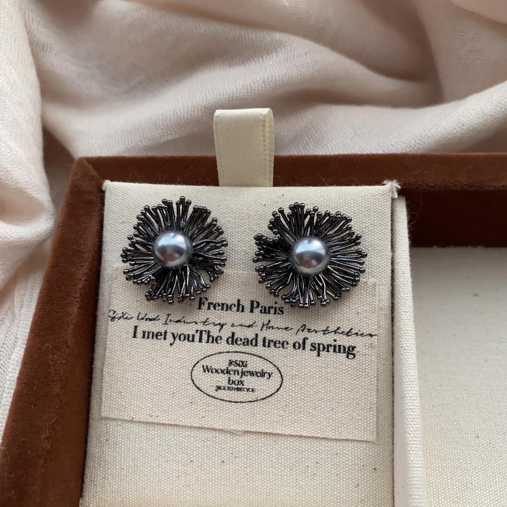 Three-Dimensional Gold Flower Stud Earrings, Niche Atmosphere, Light Luxury, Simple Earrings, Cold Advanced Exquisite Retro