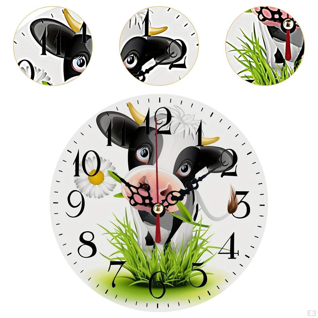 Eine Holzwanduhr mit Kuhmuster. Leise Bewegung. für einen entspannenden Raum.