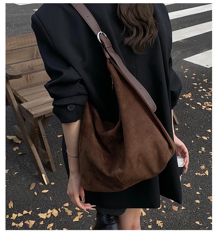 This year's popular bag women's large-capacity 2025 new autumn and winter versatile retro shoulder bag textured commuter tote bag