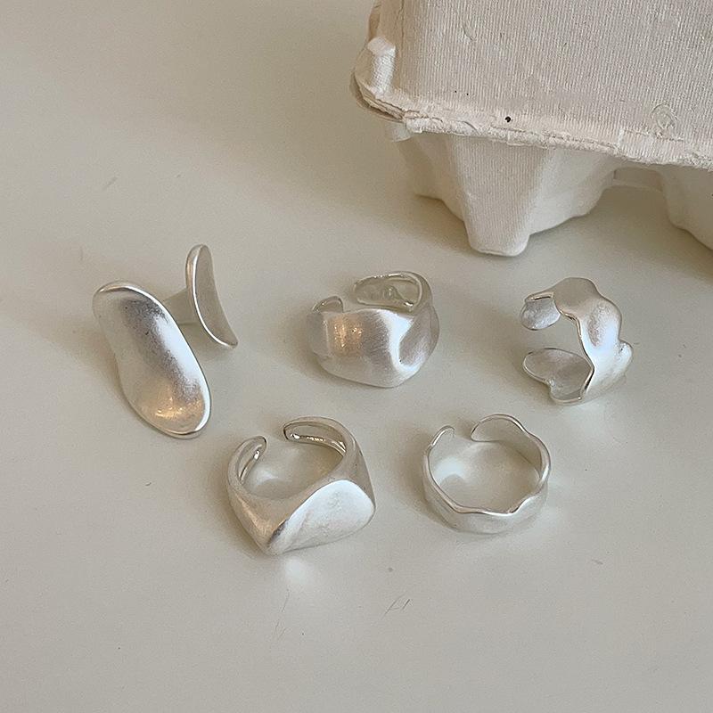 Unregelmäßiger offener Ring aus mattiertem Silbermetall für weibliche Nischen, High-End, übertriebene Persönlichkeit, modisch, vielseitiger Ring