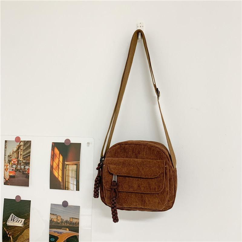 

Повседневная однотонная сумка через плечо 2025 новая ретро сумка через плечо маленькая квадратная сумка модная корейская версия вельветовой сумки-мессенджера one size fits all коричневый