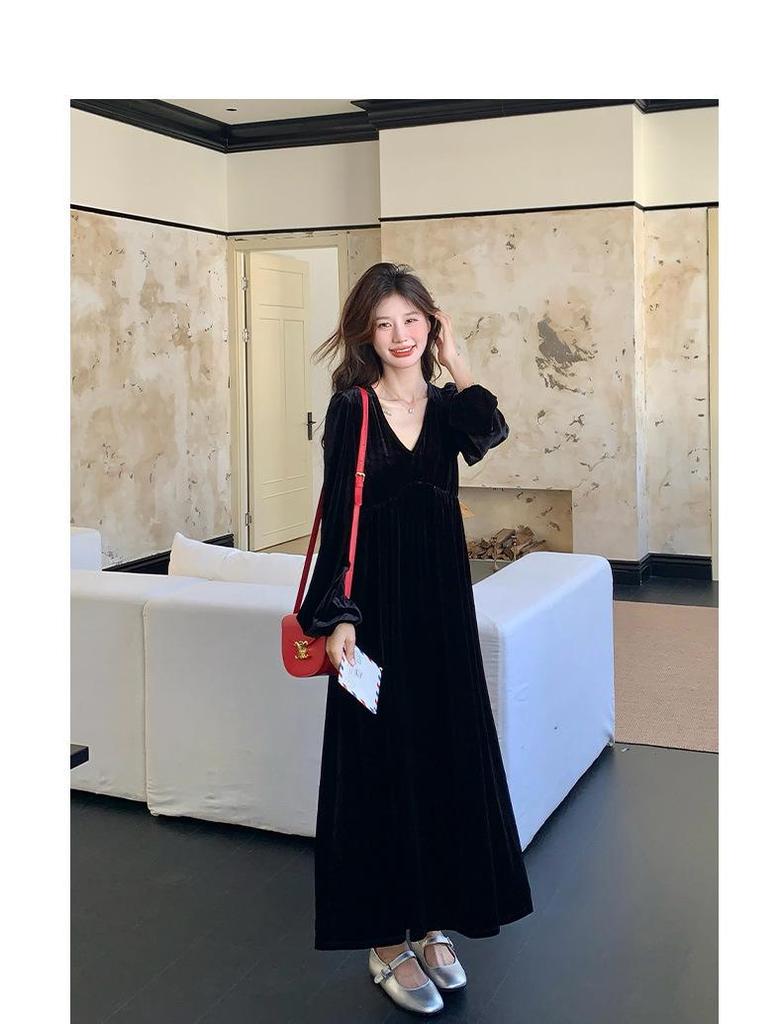 Hepburn Style Gold Velvet Dress: 2024 Autumn French Retro V-Neck, Puff Sleeve, Waist Long Dress