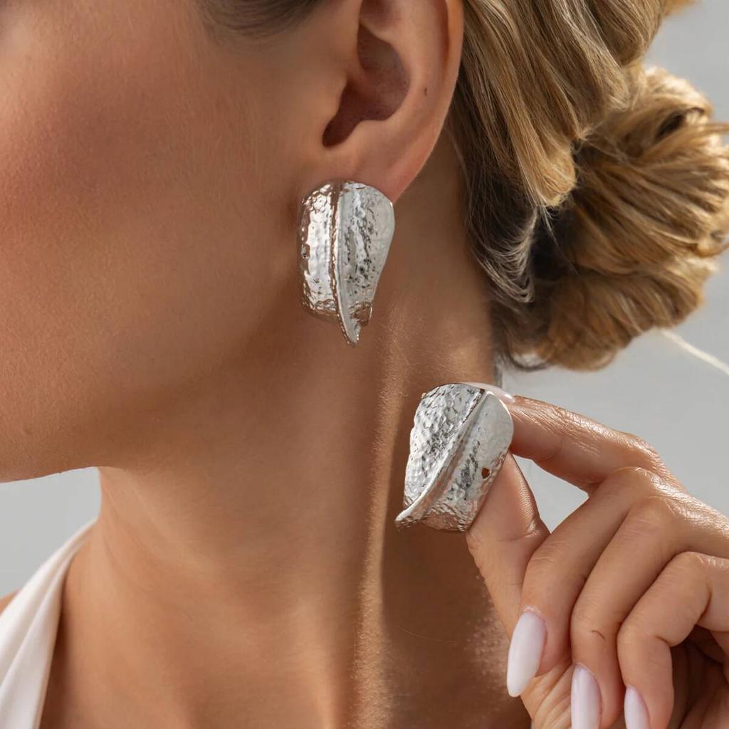 Salircon 2026 New Creative C-Shape Metal Stud Earrings Women Punk Gold Color Irregular Texture Geometry Piercing Ear Accessories