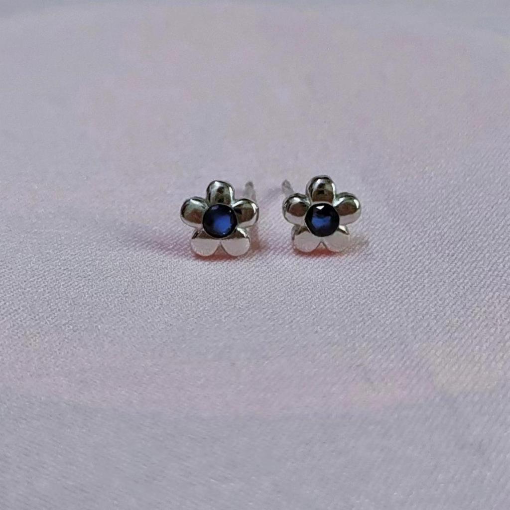 S925 Sterling Silver Heart, Flower, and Bowknot Stud Earrings - Light Luxury, Non-Fading Jewelry for Women.