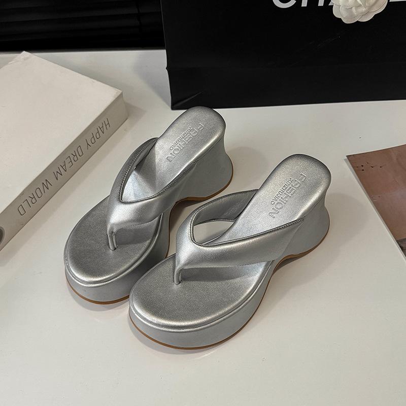 

Шлепанцы на толстой подошве, женские летние, для улицы, 2025 новинка, на высоком каблуке, подошва из полиуретана, с перемычкой между пальцами, пляжные, крутые 38 серебряный