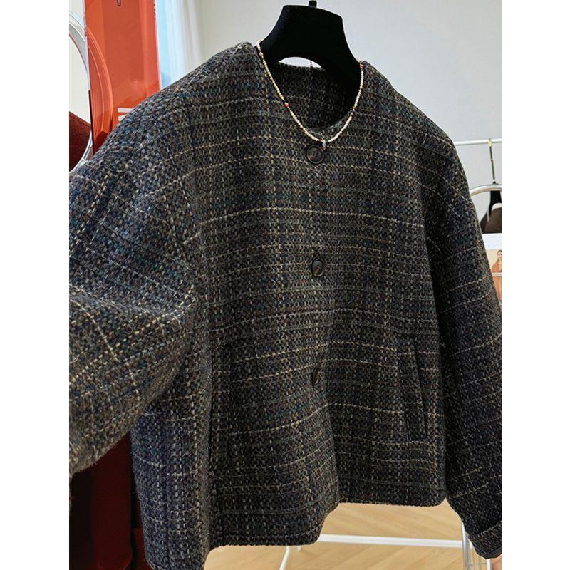 Sophisticated and Cozy Women's Jacket with Woolen Material and Chunky Flower Pattern