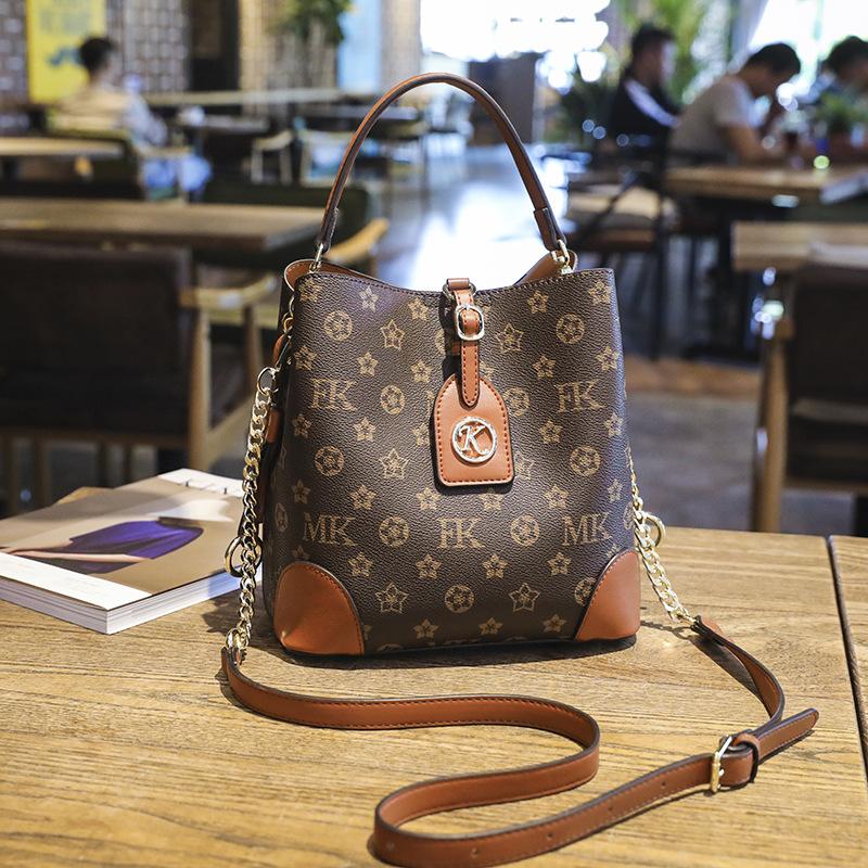 

Сумка-ведро нишевая высококлассная текстура новая трендовая большая вместимость простая и универсальная на плечо сумка-мессенджер модная женская сумка коричневый