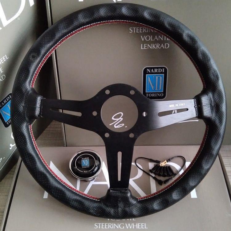 14" Středně Konkávní Kožený Závodní Volant - Červeno/Bílé Prošívání, Černý Rám, Univerzální Uchycení od NARDI