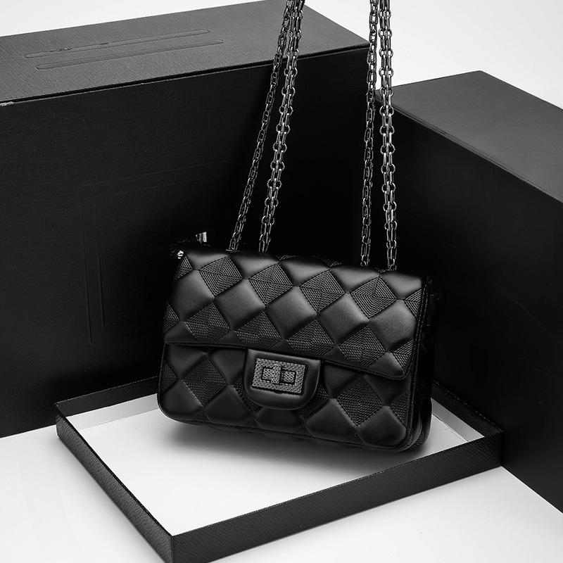 Diese einfache, rautenförmige Crossbody-Kettentasche mit besticktem Faden ist exquisit und elegant und eine vielseitige Tasche für Prominente