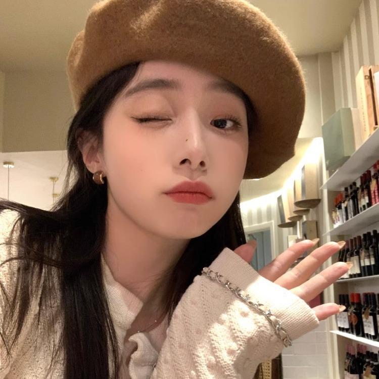 Maillard Love Heart Pearl Stud Earrings: Niche, High-End Design for Women, 2024.