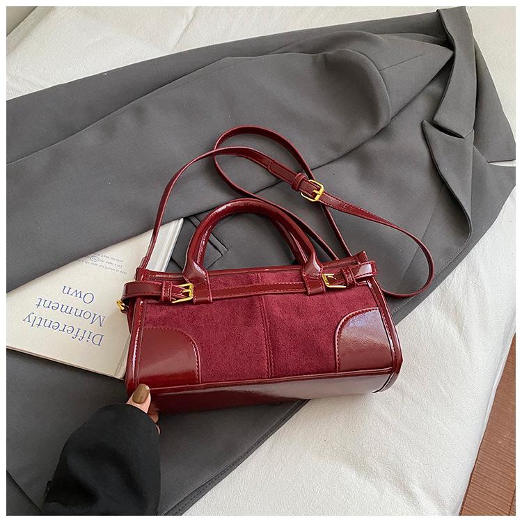 Simple Retro Fashion Messenger High Value 2025 Autumn New Baguette Bag Large Capacity Shoulder Small Square Bag Foreign Style