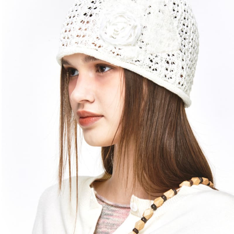 

САМАЯ ВЕЛИКАЯ Шапка-бини с сетчатым цветком цвета слоновой кости FREE